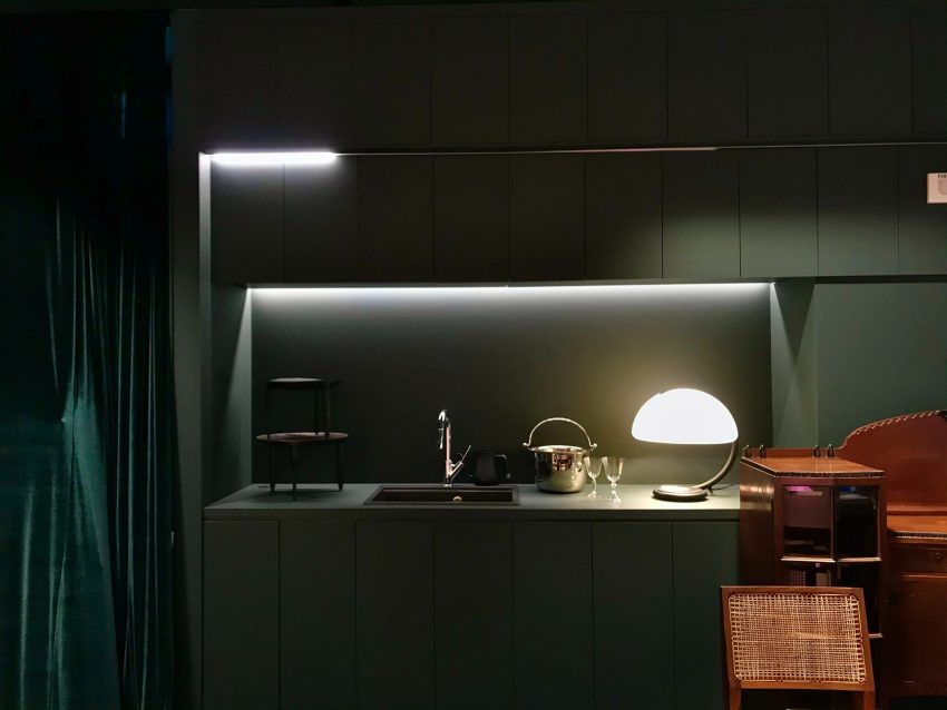 illuminazione cucina scura con lampada luminosa