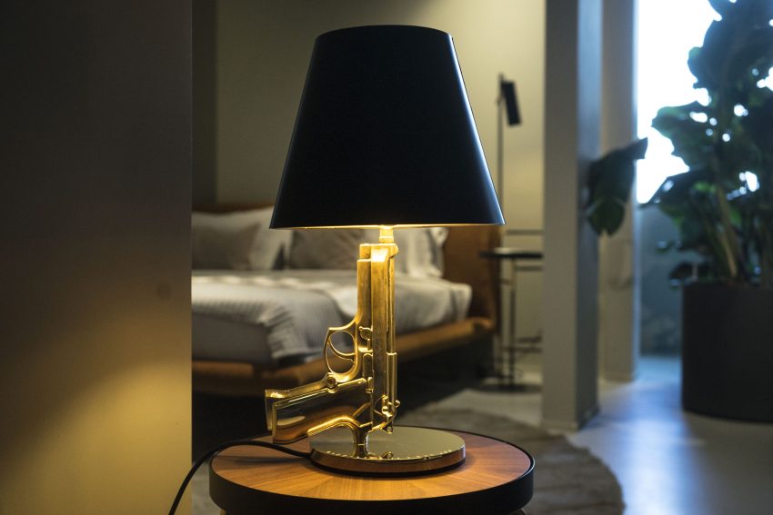 lampada particolare a forma di pistola