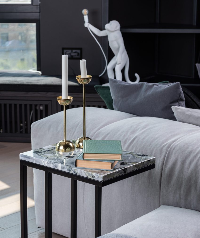 candelabri e lampada a forma di scimmia vicino a divano