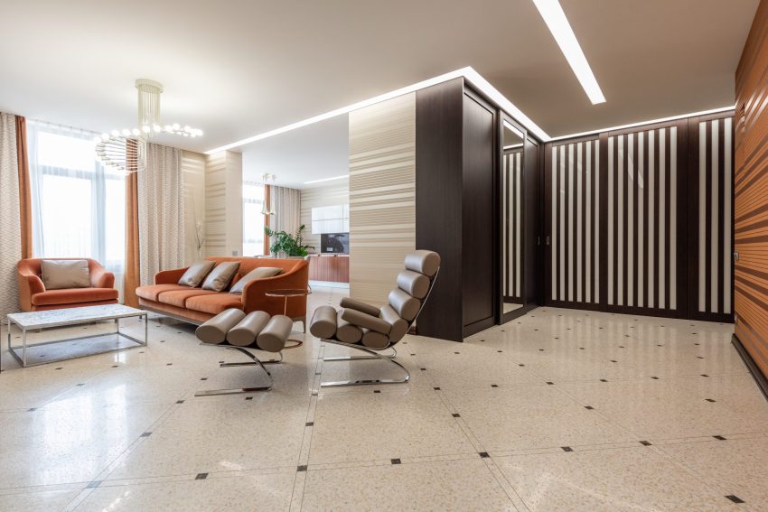 soggiorno moderno con poltrona e boiserie